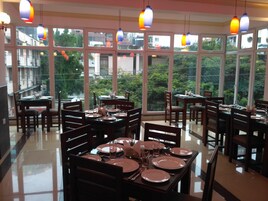 供应早餐、午餐和晚餐，本地与国际菜