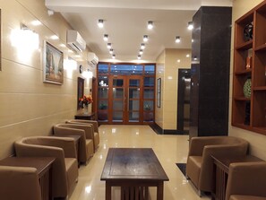 Lobby sitting area - Chelsea Hotel (Dar es Salaam)