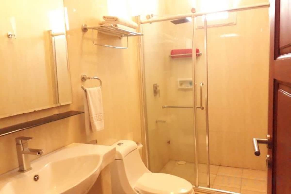 Shower, rainfall showerhead, free toiletries, hair dryer (on request)