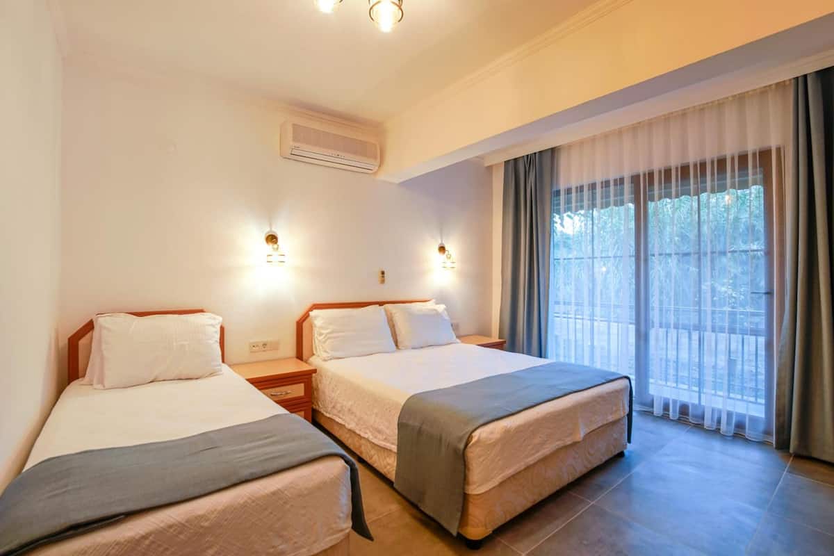 standard triple room | 1 bedroom, egyptian cotton sheets, premium bedding, minibar