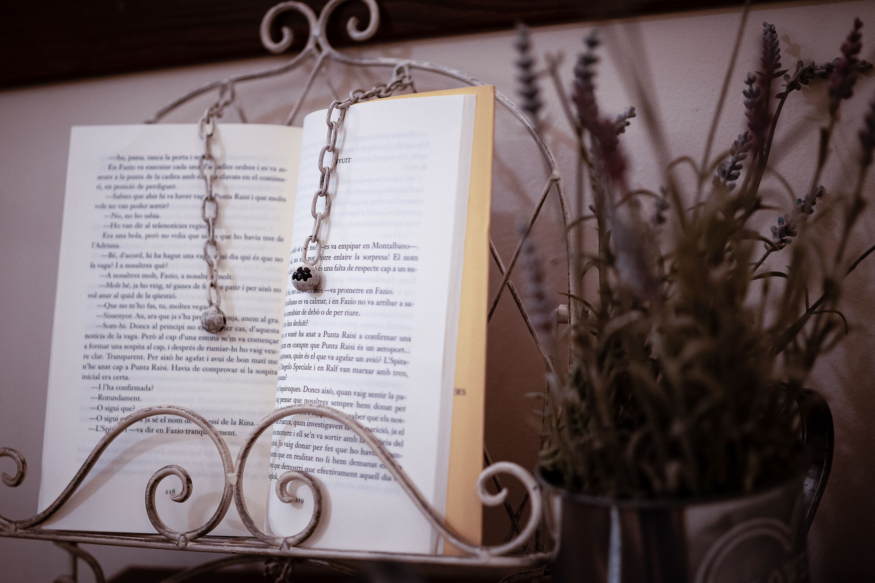 Un libro abierto con una cadena y dije, sobre un elegante atril.