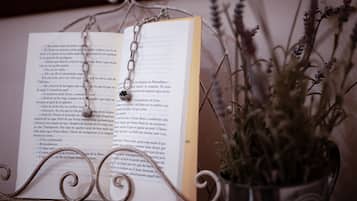 Un libro abierto con una cadena y dije, sobre un elegante atril.