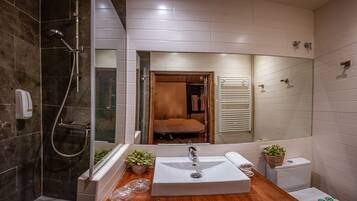 Un baño moderno con ducha, lavabo e inodoro.