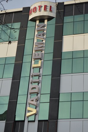 Vista frontal de la propiedad