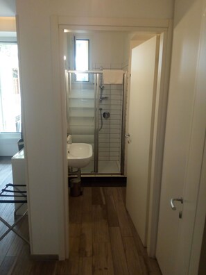 Triple Room | Bathroom | Shower, free toiletries, hair dryer, bidet - Domus al Vaticano 36 (Rome)