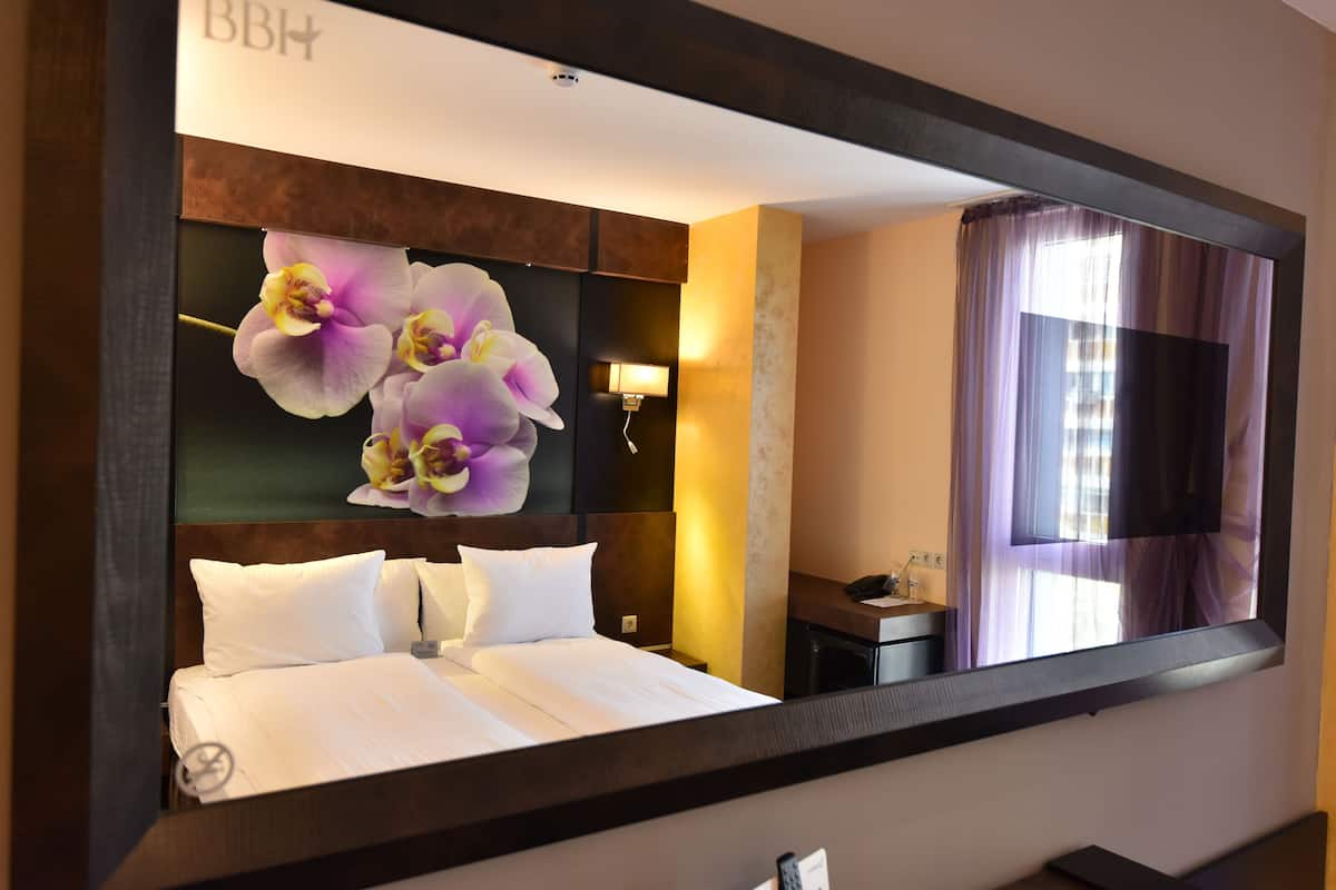 classic double room | 1 bedroom, minibar, in-room safe, desk