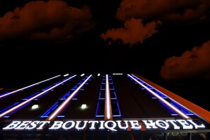 Façana frontal de l'allotjament (vespre/nit)
