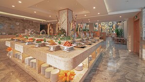 Un montaje tipo bufé con diversos alimentos y elementos decorativos.