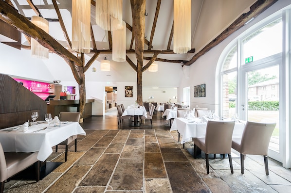 Serveert diner, lokale en internationale gerechten