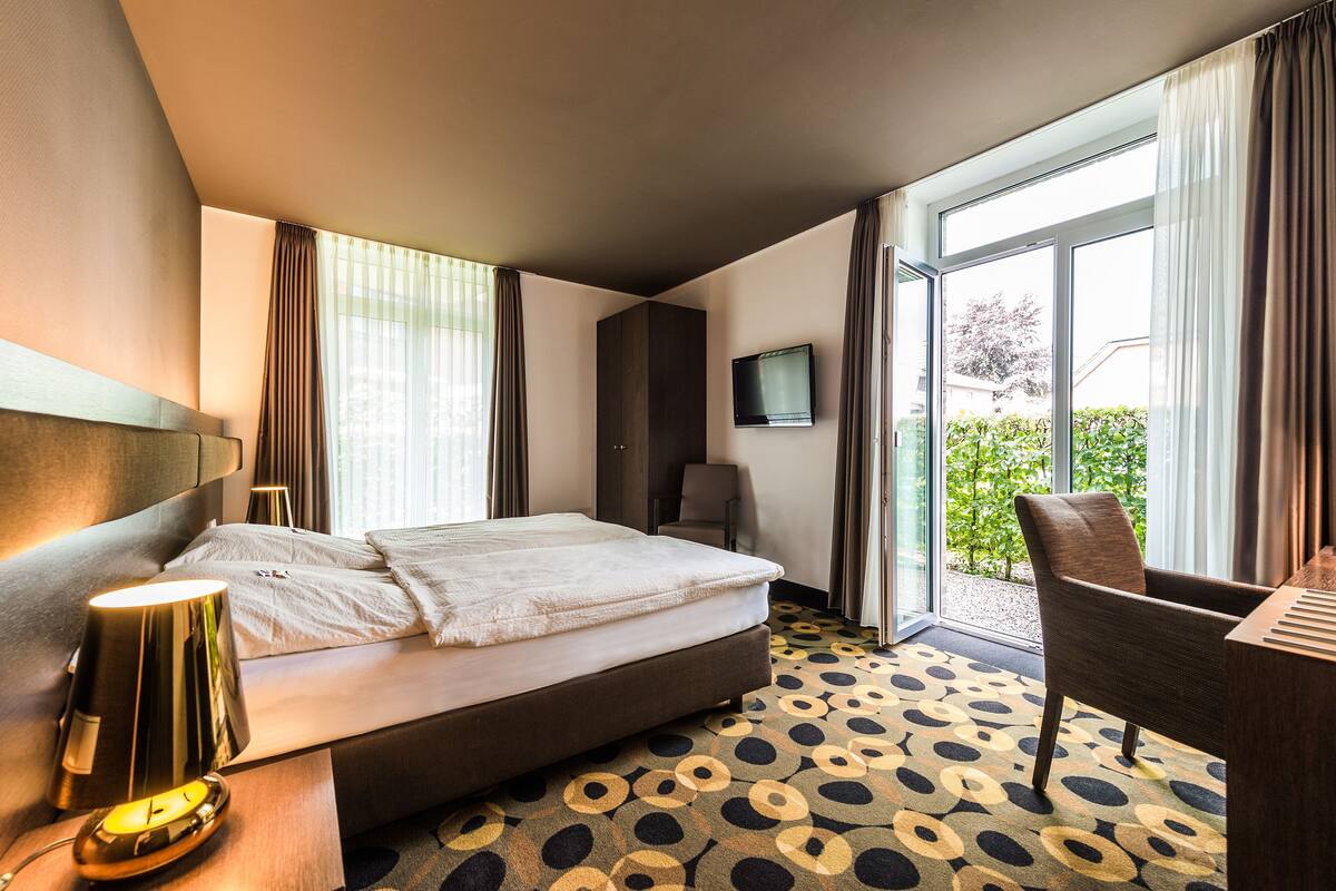 In-room safe, desk, WiFi (free)