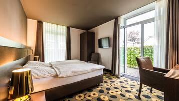 In-room safe, desk, free WiFi