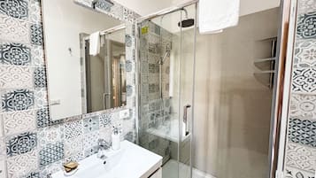 Apartamento familiar, 2 habitaciones, cocina básica, vistas al mar | Baño | Ducha y cabezal de ducha con hidromasaje
