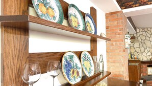 Suite estudio familiar, no fumadores, patio | Cocina privada | Frigorífico grande, utensilios de cocina y Artículos de limpieza