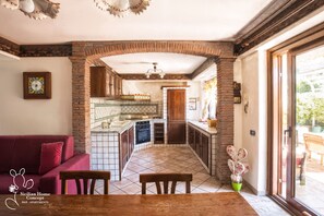 Familien-Studiosuite, Nichtraucher, Terrasse | Eigene Küche | Großer Kühlschrank, Kochgeschirr/Geschirr/Besteck, Gewürze