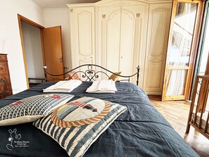Family Apartment, 2 Bedrooms, Kitchenette, Sea View | Down duvets, individually decorated, individually furnished - Sicilian Home Concept B&B (Aci Catena)