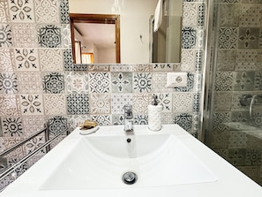 Family Apartment, 2 Bedrooms, Kitchenette, Sea View | Bathroom