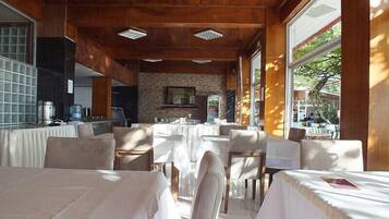 Se sirven desayunos, almuerzos y cenas; cocina turca