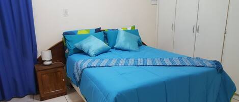 1 غرفة نوم وخزنة داخل الغرفة ومكتب ومكواة/لوح كي