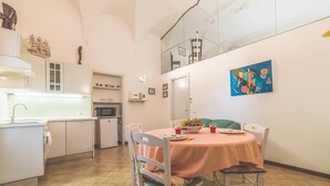 City Duplex, 1 Bedroom, Ground Floor | Living area