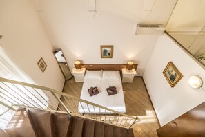 City Duplex, 1 Bedroom, Ground Floor | 1 bedroom, down duvets, blackout curtains, iron/ironing board - Desenzanoloft – Desenzano Sweet garden (Desenzano del Garda)
