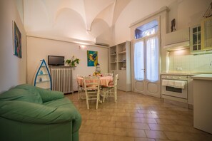 City-Maisonette, 1 Schlafzimmer, Erdgeschoss | Wohnbereich | Fernseher
