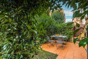 City Duplex, 1 Bedroom, Ground Floor | Garden view - Desenzanoloft – Desenzano Sweet garden (Desenzano del Garda)
