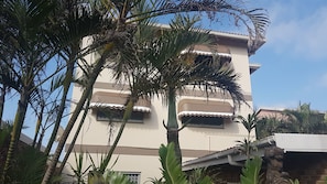 Vista frontal de la propiedad
