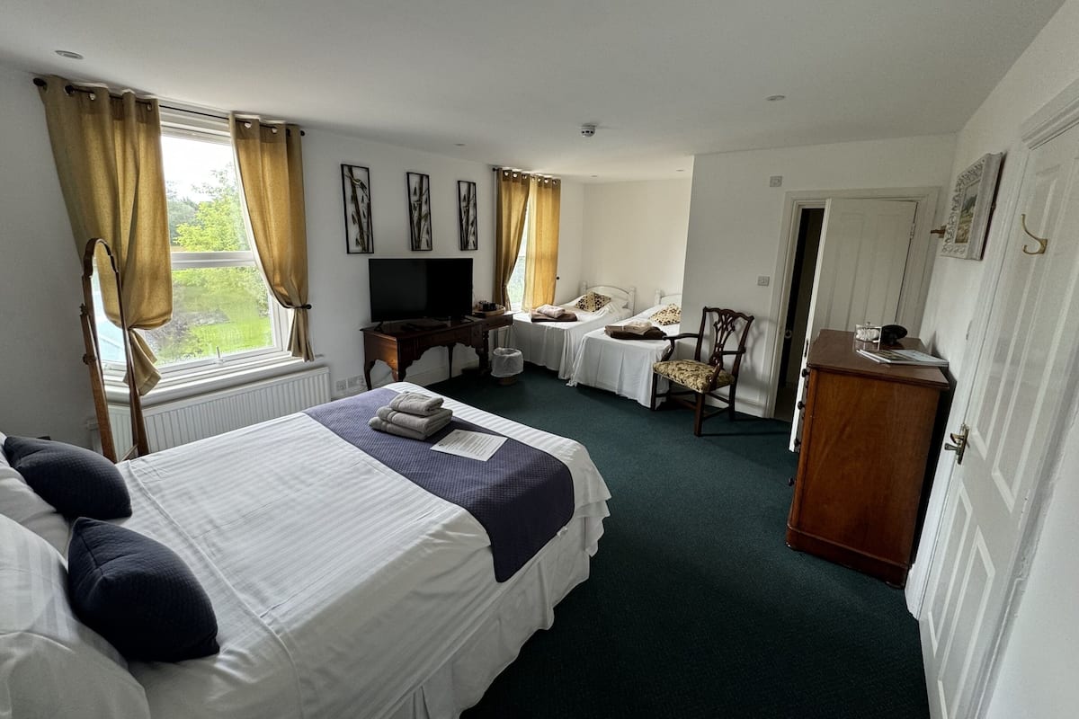 Suite, Ensuite (2 Adults + 2 Children) | 1 bedroom, individually decorated, individually furnished