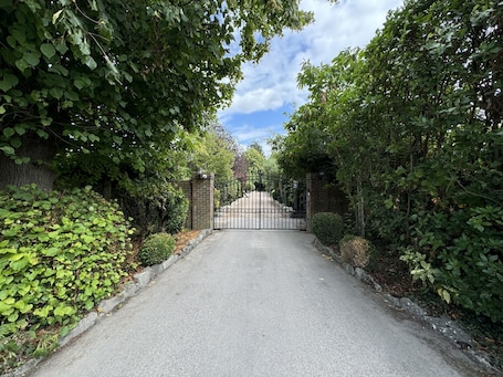 Property entrance. Hookwood Lodge London Gatwick