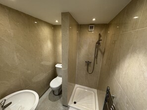 Habitació doble o amb dos llits individuals, amb bany privat, vistes al jardí | Bany