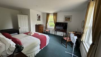 Kahden hengen huone (yksi tai kaksi sänkyä), kylpyhuone makuuhuoneen yhteydessä, näköala puutarhaan | 1 makuuhuone