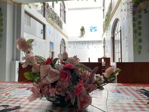 Télévision à écran plat de 32 pouces avec chaînes par câble, télévision