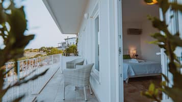 Doppia Deluxe, balcone, vista mare | Minibar, Wi-Fi gratuito, lenzuola