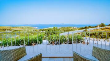 Deluxe-Doppelzimmer, Balkon, Meerblick | Minibar, kostenloses WLAN, Bettwäsche