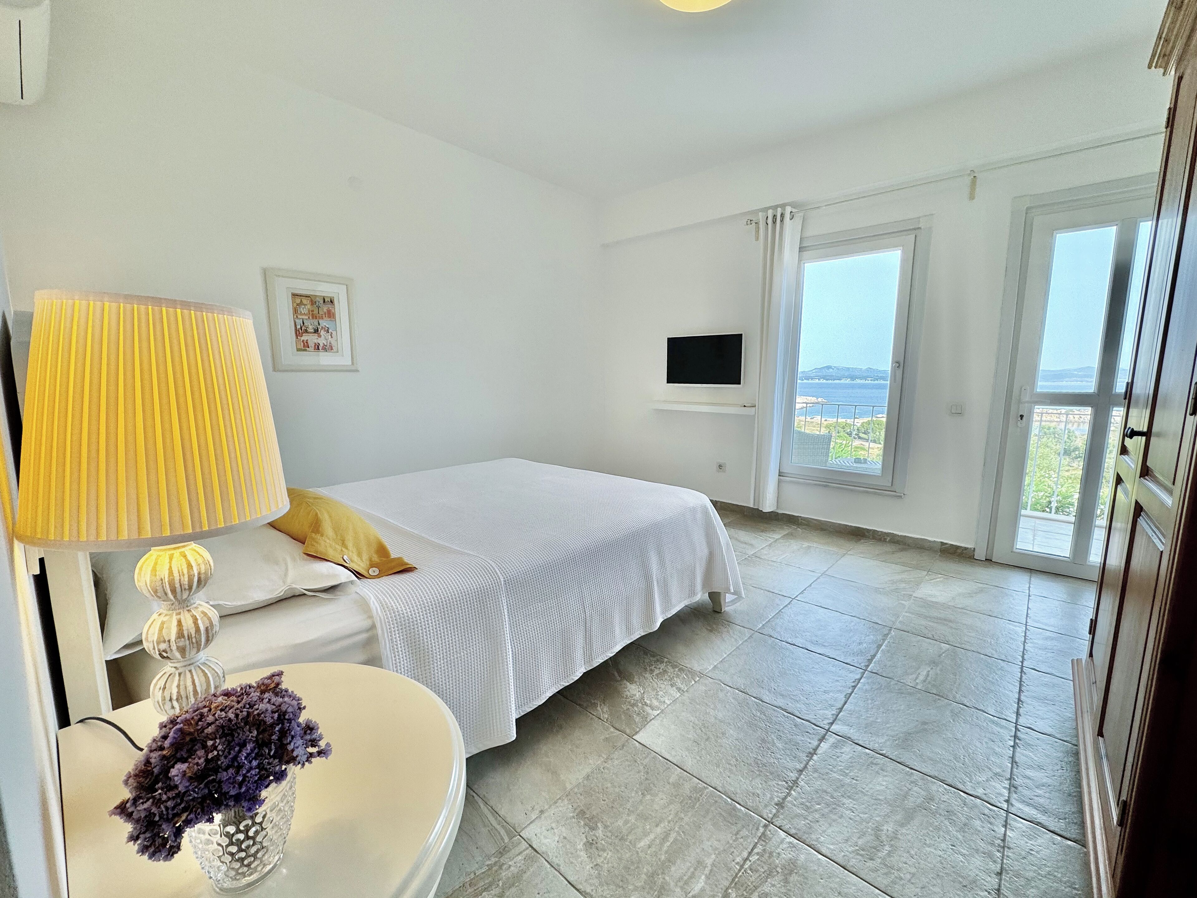 Quarto casal luxo, sacada, vista para o mar | Frigobar, Wi-Fi de cortesia, roupa de cama