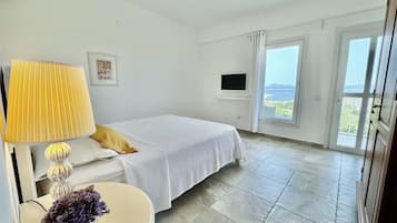 Quarto casal luxo, sacada, vista para o mar | Frigobar, Wi-Fi de cortesia, roupa de cama