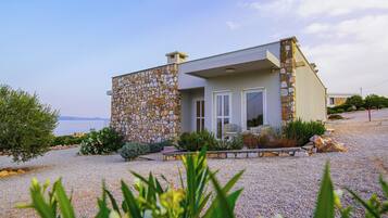 Deluxe-Doppelzimmer, 1 Queen-Bett, Balkon, eingeschränkter Meerblick | Minibar, kostenloses WLAN, Bettwäsche