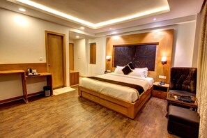 Grandeur Room (Hemta Peak Balcony) | Premium bedding, desk, free rollaway beds, free WiFi