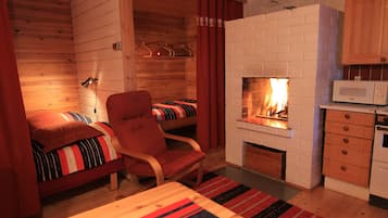 Cabaña, sauna | Sala de estar | Una televisión de pantalla plana, una chimenea