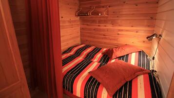 Mökki, sauna | Yksilöllisesti sisustettu, yksilöllisesti kalustettu, työpöytä