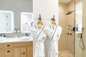 1 bedroom, Egyptian cotton sheets, premium bedding, down comforters - Beachfront at Windsong on the Reef (Providenciales)