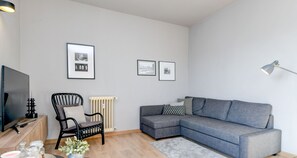 Apartamento, 1 quarto, vista para o lago | Sala de estar | TV