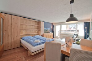 Appartement, 1 slaapkamer | Woonruimte | Een flatscreentelevisie en een dvd-speler