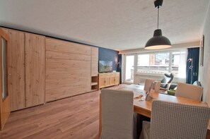 Appartement, 1 slaapkamer | Woonruimte | Een flatscreentelevisie en een dvd-speler
