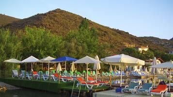 Privatstrand in der Nähe, Liegestühle, Sonnenschirme, Sporttauchen