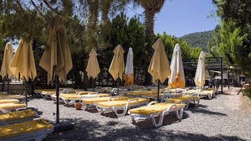 Privatstrand in der Nähe, Liegestühle, Sonnenschirme, Sporttauchen