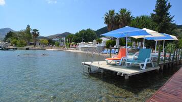 Privatstrand in der Nähe, Liegestühle, Sonnenschirme, Sporttauchen