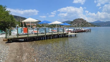 Privatstrand in der Nähe, Liegestühle, Sonnenschirme, Sporttauchen