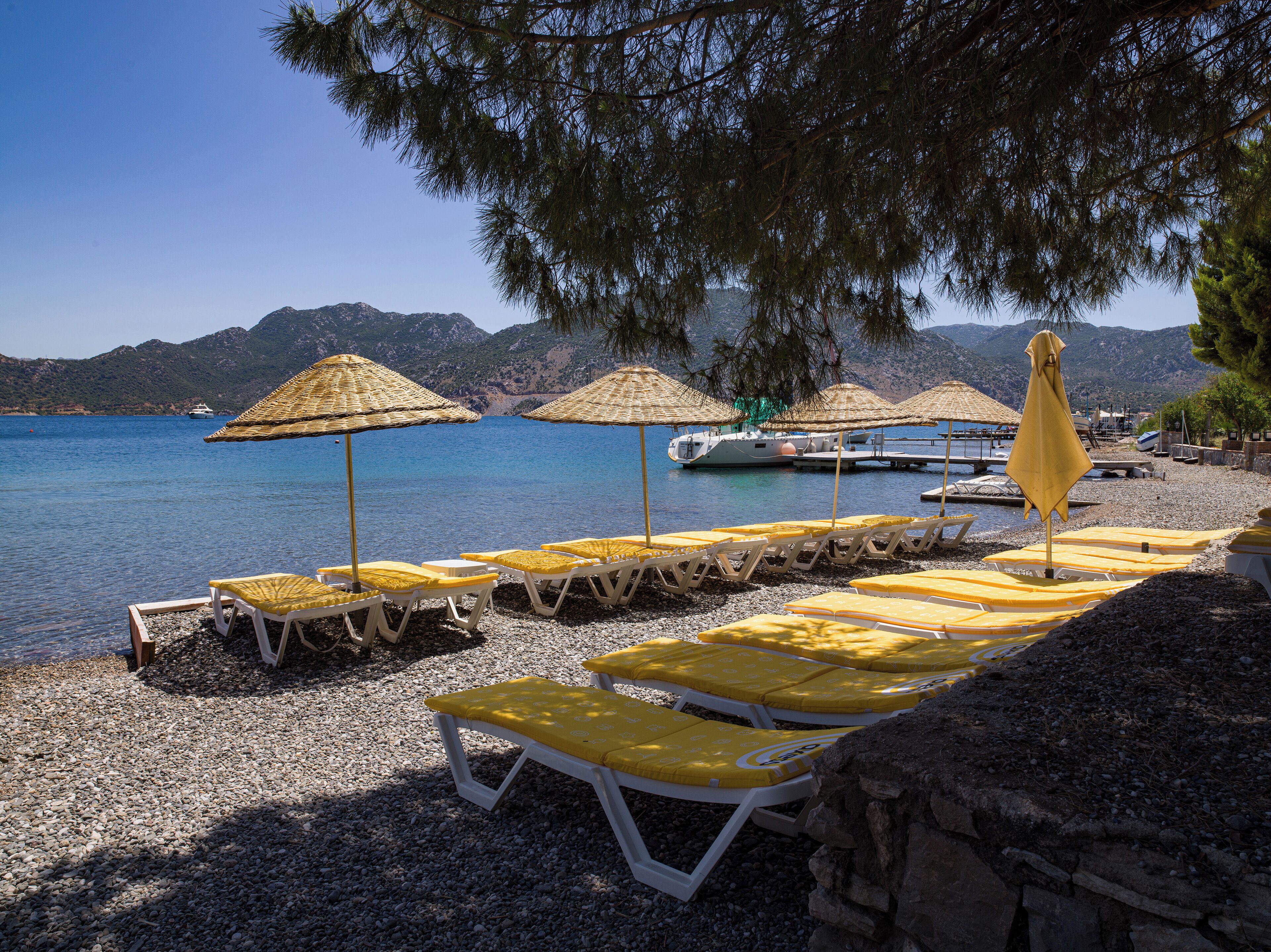 Plage privée à proximité, chaises longues, parasols, plongée sous-marine