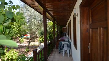 Muebles diferentes, escritorio y tabla de planchar con plancha